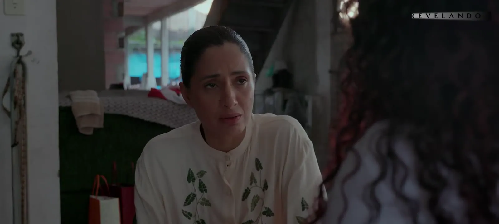 Camila Pitanga escuta, atenta, durante a conversa com Cristiane, mãe de Ana Clara.