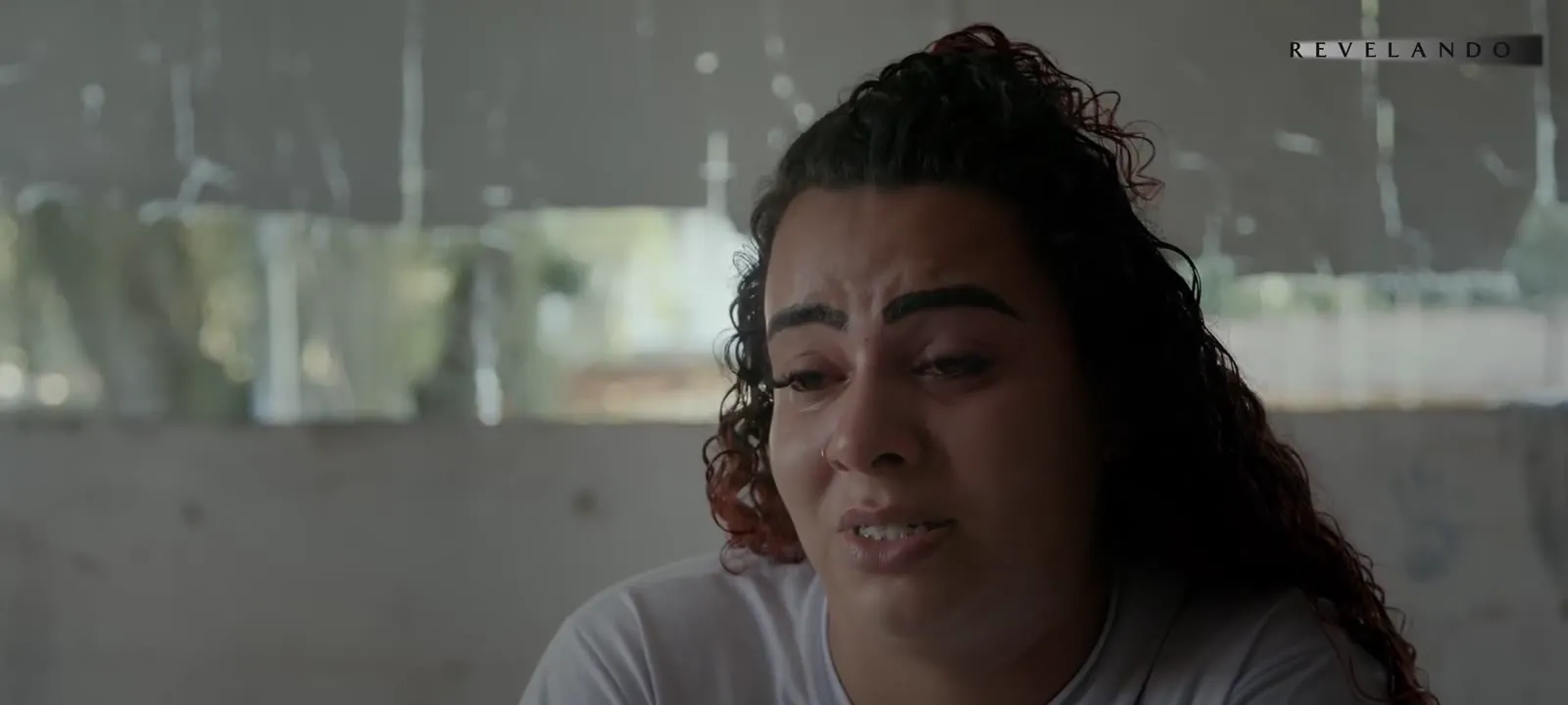 Cristiane chora enquanto fala sobre justiça para a filha.